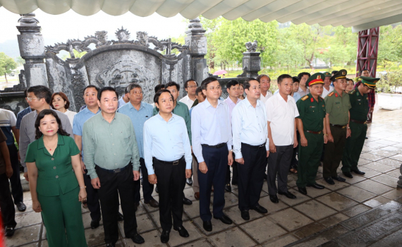 Đo&agrave;n đại biểu tỉnh Ninh B&igrave;nh d&acirc;ng hương tưởng niệm c&aacute;c anh h&ugrave;ng liệt sỹ tại Tru&ocirc;ng Bồn