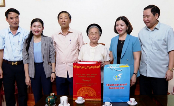 Hội LHPN Việt Nam thăm, tặng qu&agrave; c&aacute;c gia đ&igrave;nh ch&iacute;nh s&aacute;ch tại Ninh B&igrave;nh