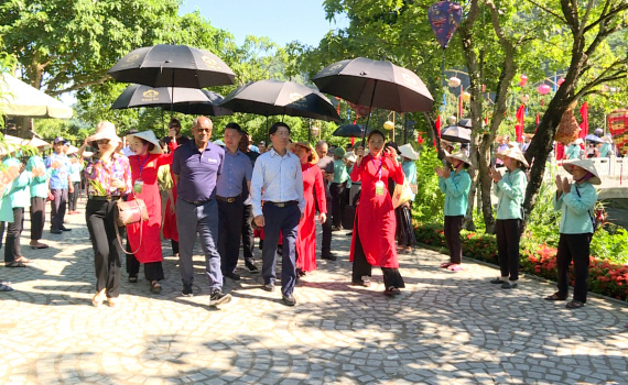 Đo&agrave;n đại biểu UNESCO tham quan khu du lịch sinh th&aacute;i Tr&agrave;ng An