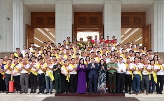 Thủ tướng Phạm Minh Ch&iacute;nh k&ecirc;u gọi c&ugrave;ng nhau tiếp tục h&agrave;nh tr&igrave;nh &ldquo;hiến m&aacute;u cứu người&rdquo;