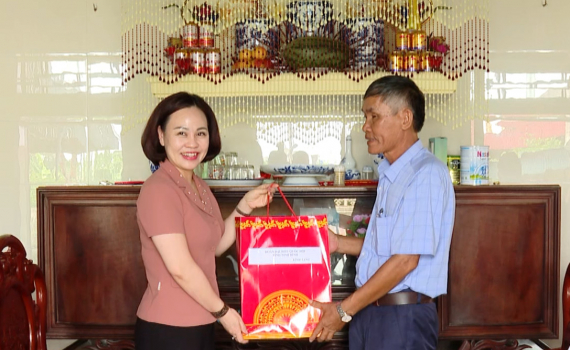 Đo&agrave;n ĐBQH tỉnh tặng qu&agrave; thương, bệnh binh, gia đ&igrave;nh ch&iacute;nh s&aacute;ch nh&acirc;n kỷ niệm 76 năm ng&agrave;y Thương binh Liệt sỹ