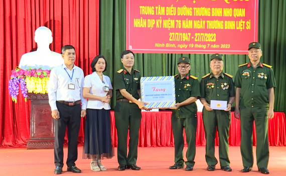 Bộ Tư lệnh Qu&acirc;n khu 3 thăm, tặng qu&agrave; Trung t&acirc;m Điều dưỡng thương binh Nho Quan