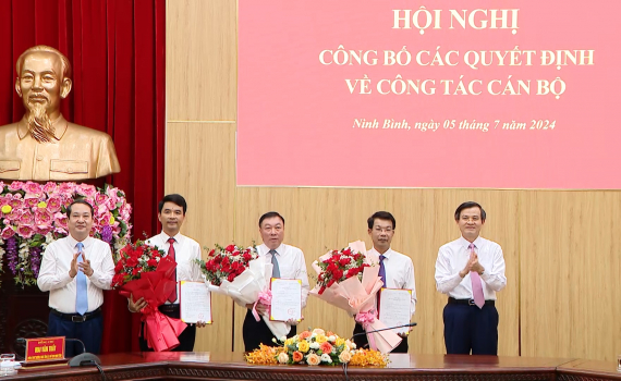 C&ocirc;ng bố c&aacute;c Quyết định về c&ocirc;ng t&aacute;c c&aacute;n bộ