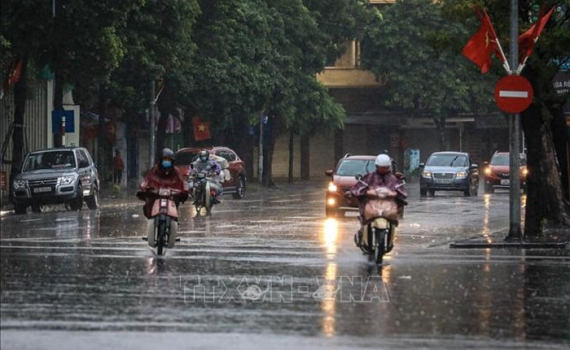 Thời tiết h&ocirc;m nay (5-7): T&acirc;y v&agrave; Đ&ocirc;ng Bắc Bộ c&oacute; mưa r&agrave;o, d&ocirc;ng rải r&aacute;c