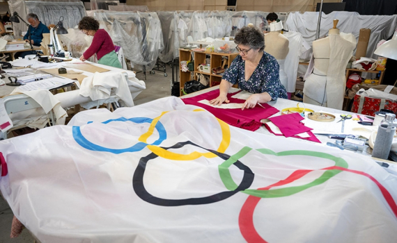 Chạy đua ho&agrave;n thiện trang phục cho Olympic Paris