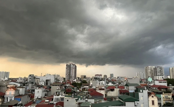 Thời tiết h&ocirc;m nay (12-7): Ph&iacute;a T&acirc;y v&agrave; Đ&ocirc;ng Bắc Bộ c&oacute; mưa r&agrave;o v&agrave; d&ocirc;ng rải r&aacute;c