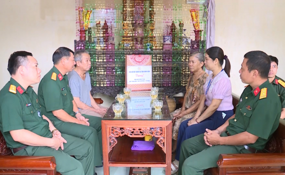 Bộ CHQS tỉnh thăm, tặng qu&agrave; gia đ&igrave;nh ch&iacute;nh s&aacute;ch
