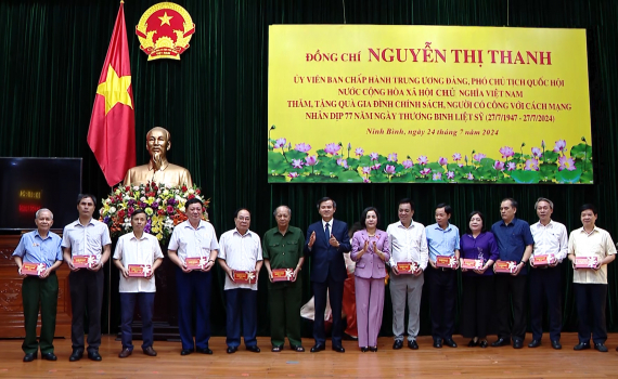 Đồng ch&iacute; Ph&oacute; Chủ tịch Quốc hội Nguyễn Thị Thanh thăm, tặng qu&agrave; nh&acirc;n kỷ niệm ng&agrave;y Thương binh - Liệt sĩ