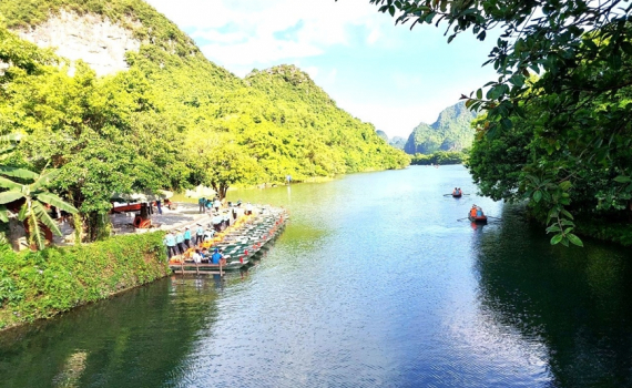 M&ugrave;a h&egrave; thong dong v&atilde;n cảnh Tr&agrave;ng An