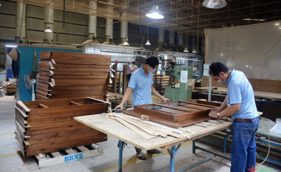 Xuất khẩu đồ gỗ v&agrave; l&acirc;m sản tăng mạnh, l&acirc;m nghiệp xuất si&ecirc;u 6,664 tỷ USD