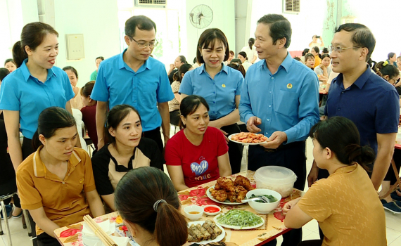 Bữa cơm c&ocirc;ng đo&agrave;n gắn kết đo&agrave;n vi&ecirc;n