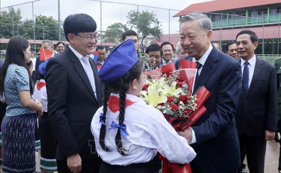 Chủ tịch nước T&ocirc; L&acirc;m thăm, tặng qu&agrave; Trường song ngữ L&agrave;o - Việt Nam Nguyễn Du