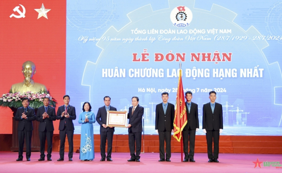 Chủ tịch Quốc hội Trần Thanh Mẫn trao Hu&acirc;n chương Lao động hạng Nhất tặng Tổng Li&ecirc;n đo&agrave;n Lao động Việt Nam