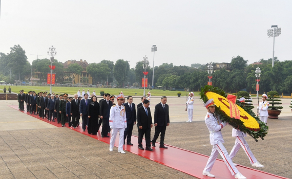 L&atilde;nh đạo Đảng, Nh&agrave; nước, Qu&acirc;n đội d&acirc;ng hương tưởng niệm c&aacute;c Anh h&ugrave;ng liệt sĩ v&agrave; v&agrave;o Lăng viếng Chủ tịch Hồ Ch&iacute; Minh