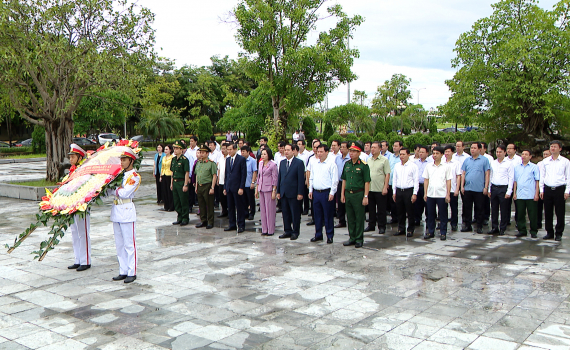 C&aacute;c đồng ch&iacute; l&atilde;nh đạo Đảng, Nh&agrave; nước v&agrave; l&atilde;nh đạo tỉnh d&acirc;ng hương tưởng niệm c&aacute;c Anh h&ugrave;ng liệt sĩ