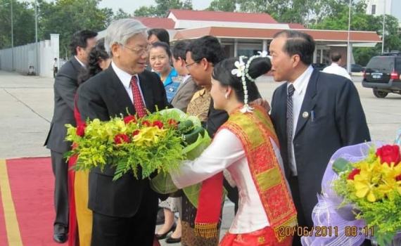 T&igrave;nh cảm của c&ocirc; g&aacute;i L&agrave;o vinh dự được tặng hoa Tổng B&iacute; thư Nguyễn Ph&uacute; Trọng