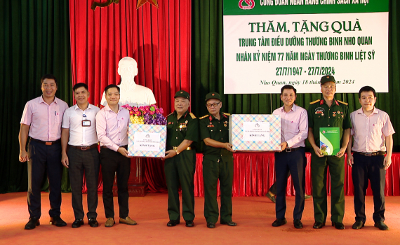Ng&acirc;n h&agrave;ng CSXH chi nh&aacute;nh tỉnh Ninh B&igrave;nh thăm, tặng qu&agrave; nh&acirc;n ng&agrave;y Thương binh, Liệt sỹ 27/7