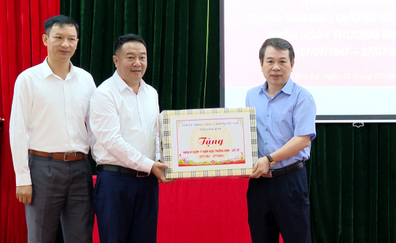 Đồng ch&iacute; B&ugrave;i Ho&agrave;ng H&agrave; thăm, tặng qu&agrave; nh&acirc;n dịp ng&agrave;y Thương binh - Liệt sĩ