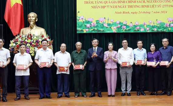 Ph&oacute; Chủ tịch Quốc hội Nguyễn Thị Thanh thăm, tặng quà các gia đình chính sách tại Ninh Bình