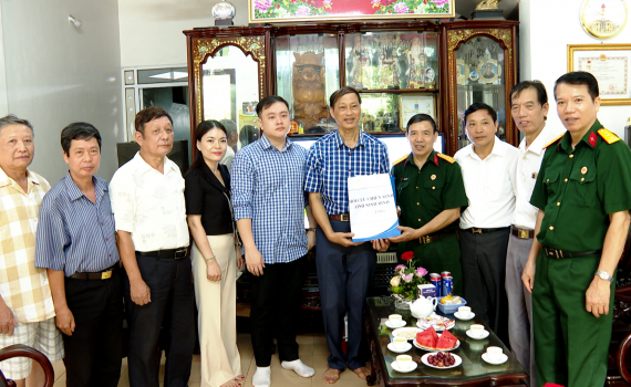 Thăm, tặng qu&agrave; thương, bệnh binh v&agrave; th&acirc;n nh&acirc;n liệt sỹ tại Y&ecirc;n M&ocirc; v&agrave; Tam Điệp