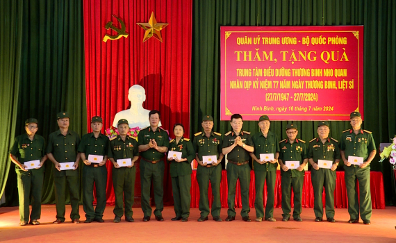 Qu&acirc;n ủy Trung ương - Bộ Quốc ph&ograve;ng tặng qu&agrave; Trung t&acirc;m Điều dưỡng thương binh Nho Quan
