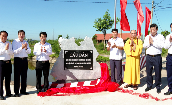 Kh&aacute;nh th&agrave;nh cầu &ldquo;Đại đo&agrave;n kết&rdquo; - c&ocirc;ng tr&igrave;nh ch&agrave;o mừng Đại hội đại biểu MTTQ Việt Nam tỉnh lần thứ XII