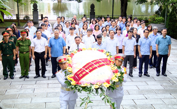 Th&agrave;nh phố Ninh B&igrave;nh d&acirc;ng hương tưởng niệm c&aacute;c Anh h&ugrave;ng liệt sĩ