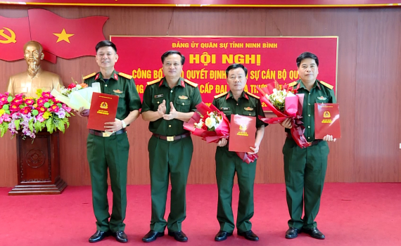 Trao quyết định nh&acirc;n sự qu&yacute; III v&agrave; n&acirc;ng lương sĩ quan cấp Thượng t&aacute; v&agrave; Đại t&aacute;