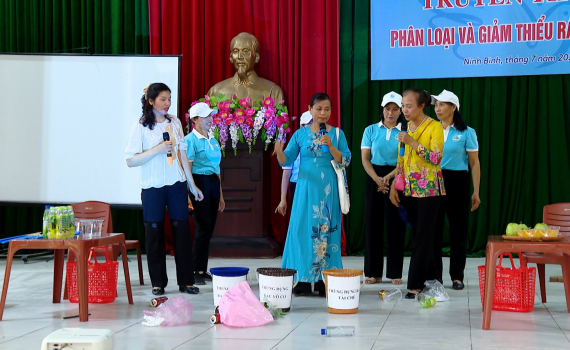 Phụ nữ Hoa Lư tổ chức truyền th&ocirc;ng ph&acirc;n loại v&agrave; giảm thiểu r&aacute;c thải nhựa