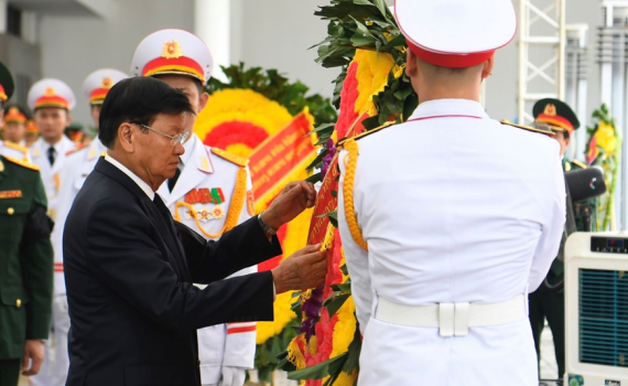 H&agrave;ng ngh&igrave;n đo&agrave;n quốc tế đ&atilde; đến viếng Tổng B&iacute; thư Nguyễn Ph&uacute; Trọng