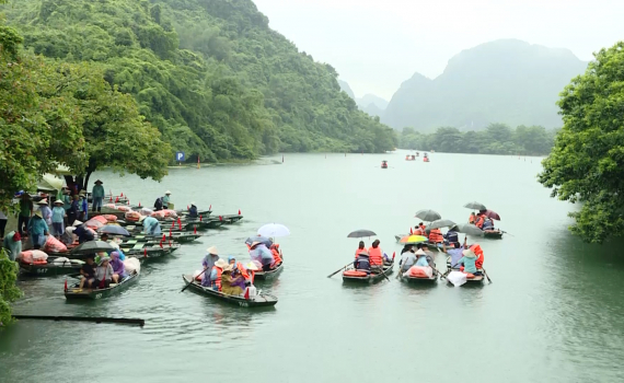 Ng&agrave;nh Du lịch Ninh B&igrave;nh đảm bảo an to&agrave;n cho du kh&aacute;ch trước mưa lớn