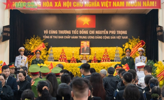 X&uacute;c động trước t&igrave;nh cảm người d&acirc;n qu&ecirc; nh&agrave; đến tiễn biệt đồng ch&iacute; Tổng B&iacute; thư Nguyễn Ph&uacute; Trọng