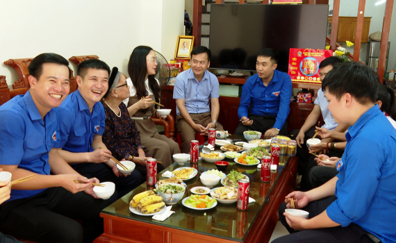 Th&agrave;nh đo&agrave;n Ninh B&igrave;nh tổ chức m&ocirc; h&igrave;nh &ldquo;Bữa cơm sum vầy, ấm &aacute;p y&ecirc;u thương&rdquo; tri &acirc;n c&aacute;c gia đ&igrave;nh ch&iacute;nh s&aacute;ch