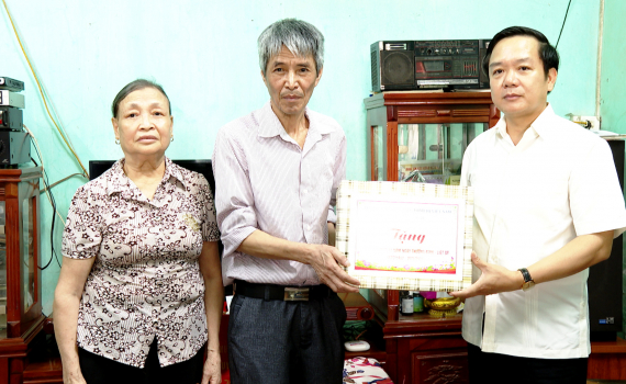 Đồng ch&iacute; Chủ tịch UBND tỉnh Phạm Quang Ngọc thăm, tặng qu&agrave; nh&acirc;n Kỷ niệm 77 năm ng&agrave;y Thương binh - Liệt sỹ