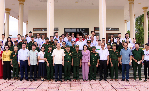 Đồng ch&iacute; Ph&oacute; Chủ tịch Quốc hội Nguyễn Thị Thanh thăm, tặng qu&agrave; Trung t&acirc;m Điều dưỡng Thương binh Nho Quan