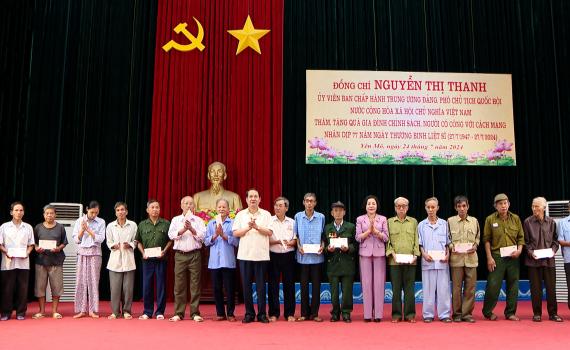 Đồng ch&iacute; Ph&oacute; Chủ tịch Quốc hội Nguyễn Thị Thanh tặng qu&agrave; tại huyện Y&ecirc;n M&ocirc; nh&acirc;n dịp 27/7