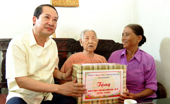 Đồng ch&iacute; Mai Văn Tuất thăm, tặng qu&agrave; nh&acirc;n ng&agrave;y Thương binh - Liệt sĩ