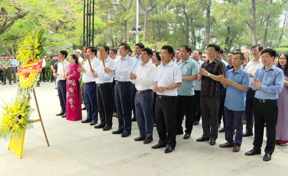 Đo&agrave;n đại biểu tỉnh Ninh B&igrave;nh d&acirc;ng hương, viếng mộ liệt sĩ tại Nghĩa trang Liệt sĩ Quốc gia Trường Sơn, Nghĩa trang Liệt sĩ Quốc gia Đường 9 v&agrave; Khu di t&iacute;ch Th&agrave;nh cổ Quảng Trị