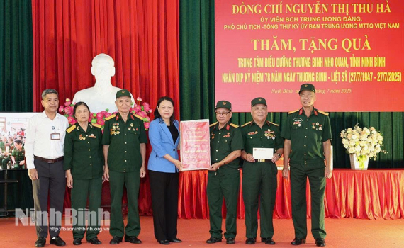 Đồng ch&iacute; Ph&oacute; Chủ tịch-Tổng thư k&yacute; Ủy ban Trung ương Mặt trận Tổ quốc Việt Nam thăm, tặng qu&agrave; Trung t&acirc;m Điều dưỡng thương binh Nho Quan