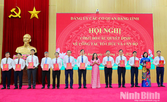 Đảng uỷ c&aacute;c cơ quan Đảng tỉnh c&ocirc;ng bố c&aacute;c quyết định về c&ocirc;ng t&aacute;c tổ chức v&agrave; c&aacute;n bộ