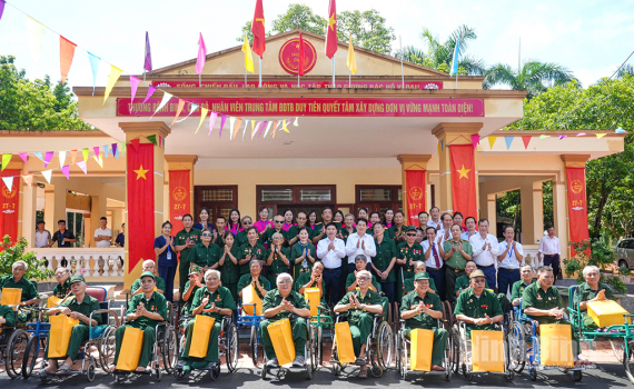 Chủ tịch nước Lương Cường thăm, tặng qu&agrave; Trung t&acirc;m Điều dưỡng thương binh Duy Ti&ecirc;n