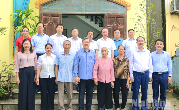 Đồng ch&iacute; Ph&oacute; Chủ nhiệm Thường trực Ủy ban Kiểm tra Trung ương thăm, tặng qu&agrave; gia đ&igrave;nh Liệt sĩ Đỗ Tiến Dĩnh