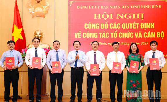 Đảng ủy UBND tỉnh c&ocirc;ng bố c&aacute;c quyết định về c&ocirc;ng t&aacute;c tổ chức v&agrave; c&aacute;n bộ