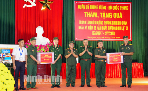 Thượng tướng L&ecirc; Quang Minh thăm, tặng qu&agrave; Trung t&acirc;m Điều dưỡng thương binh Nho Quan