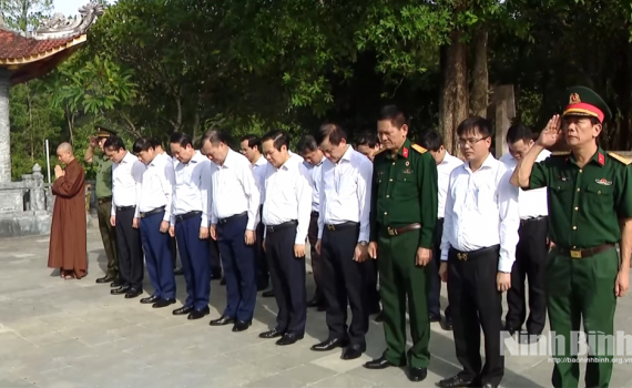 Đo&agrave;n đại biểu tỉnh Ninh B&igrave;nh d&acirc;ng hương, tri &acirc;n c&aacute;c anh h&ugrave;ng liệt sĩ tại Quảng Trị