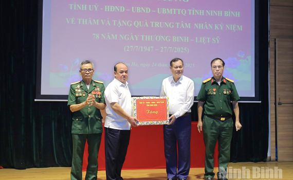 Đồng ch&iacute; Ph&oacute; B&iacute; thư Tỉnh uỷ, Chủ tịch HĐND tỉnh thăm, tặng qu&agrave; Trung t&acirc;m Nu&ocirc;i dưỡng thương, bệnh binh nặng v&agrave; Điều dưỡng người c&oacute; c&ocirc;ng H&agrave; Nam