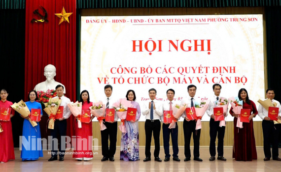 Phường Trung Sơn c&ocirc;ng bố c&aacute;c Quyết định về tổ chức bộ m&aacute;y v&agrave; c&ocirc;ng t&aacute;c c&aacute;n bộ