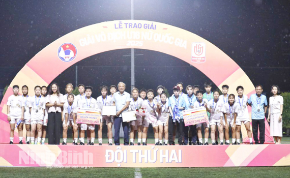 Phong Ph&uacute; H&agrave; Nam gi&agrave;nh Huy chương Bạc Giải B&oacute;ng đ&aacute; nữ v&ocirc; địch U16 Quốc gia 2025