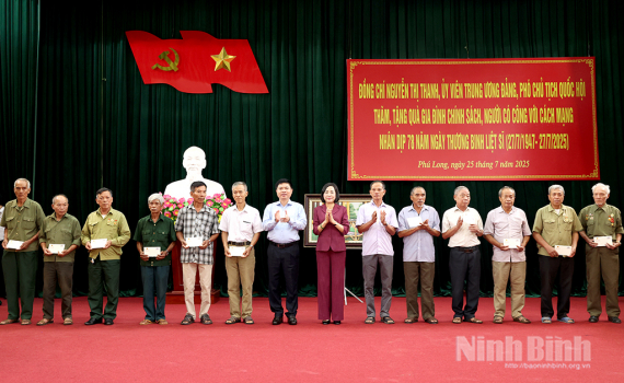 Đồng ch&iacute; Ph&oacute; Chủ tịch Quốc hội Nguyễn Thị Thanh thăm, tặng qu&agrave; gia đ&igrave;nh ch&iacute;nh s&aacute;ch, người c&oacute; c&ocirc;ng tại Ninh B&igrave;nh