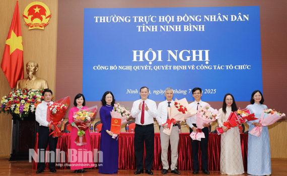 Thường trực HĐND tỉnh c&ocirc;ng bố Nghị quyết, Quyết định về c&ocirc;ng t&aacute;c c&aacute;n bộ